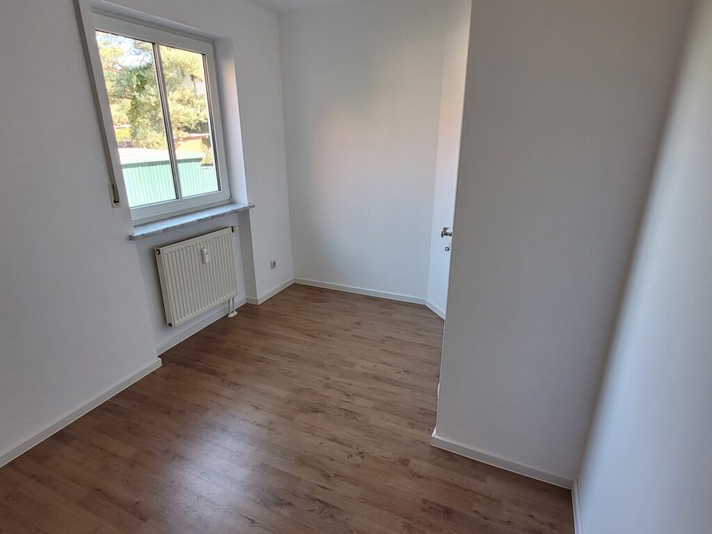 Gemütliche 2-Zi-Whg. mit Balkon und Laminatboden in ruhiger und grüner Lage von Coswig.