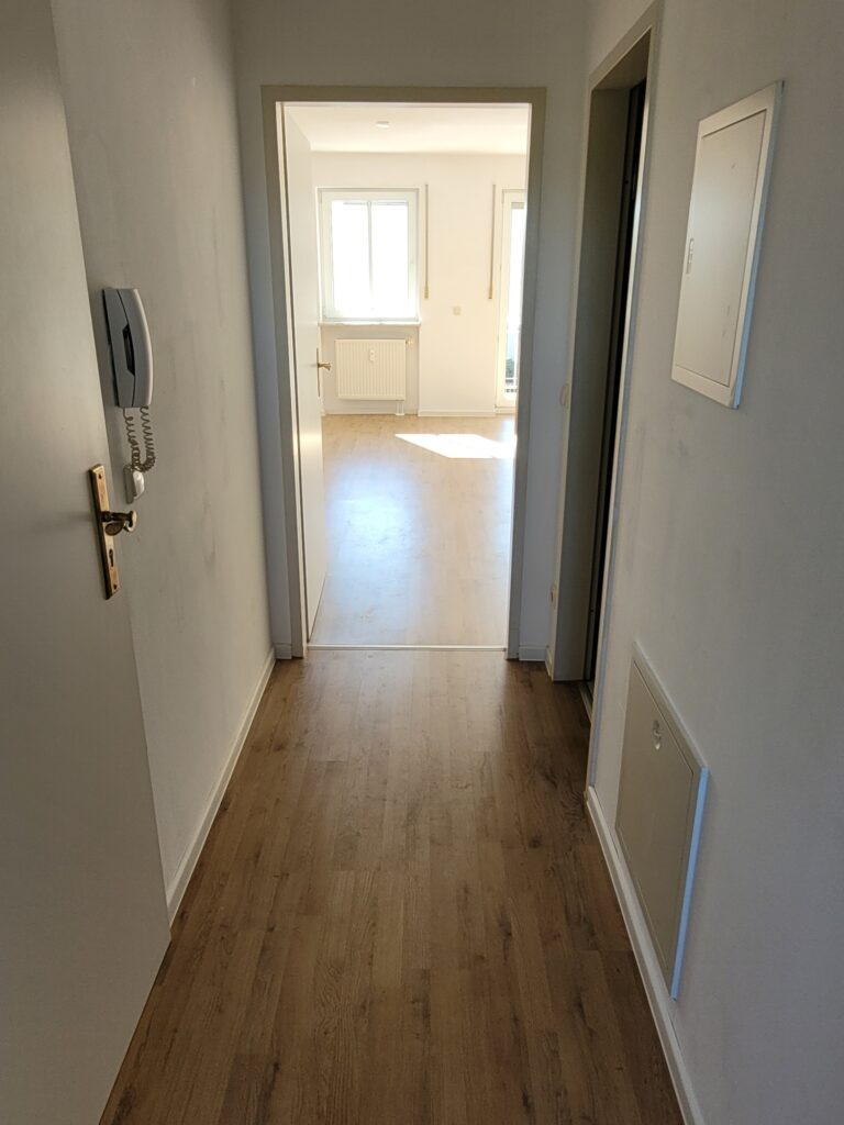 Gemütliche 2-Zi-Whg. mit Balkon und Laminatboden in ruhiger und grüner Lage von Coswig.
