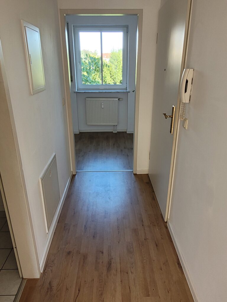 Gemütliche 2-Zi-Whg. mit Balkon und Laminatboden in ruhiger und grüner Lage von Coswig.