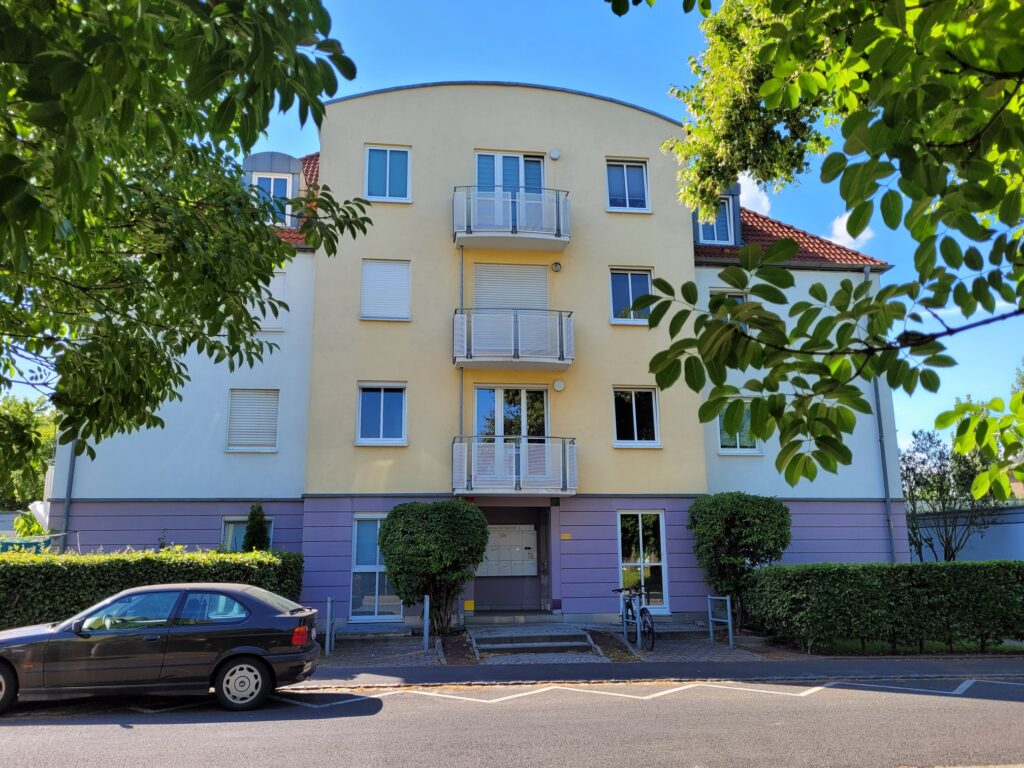 Schöne und grün gelegene 2-Zi-Wohnung mit Balkon in Coswig.