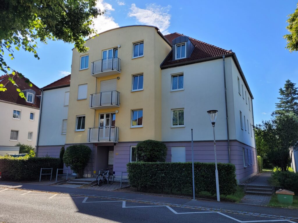 Schöne und grün gelegene 2-Zi-Wohnung mit Balkon in Coswig.