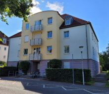 Schöne und grün gelegene 2-Zi-Wohnung mit Balkon, Laminatboden und TG-Stellplatz in Coswig.