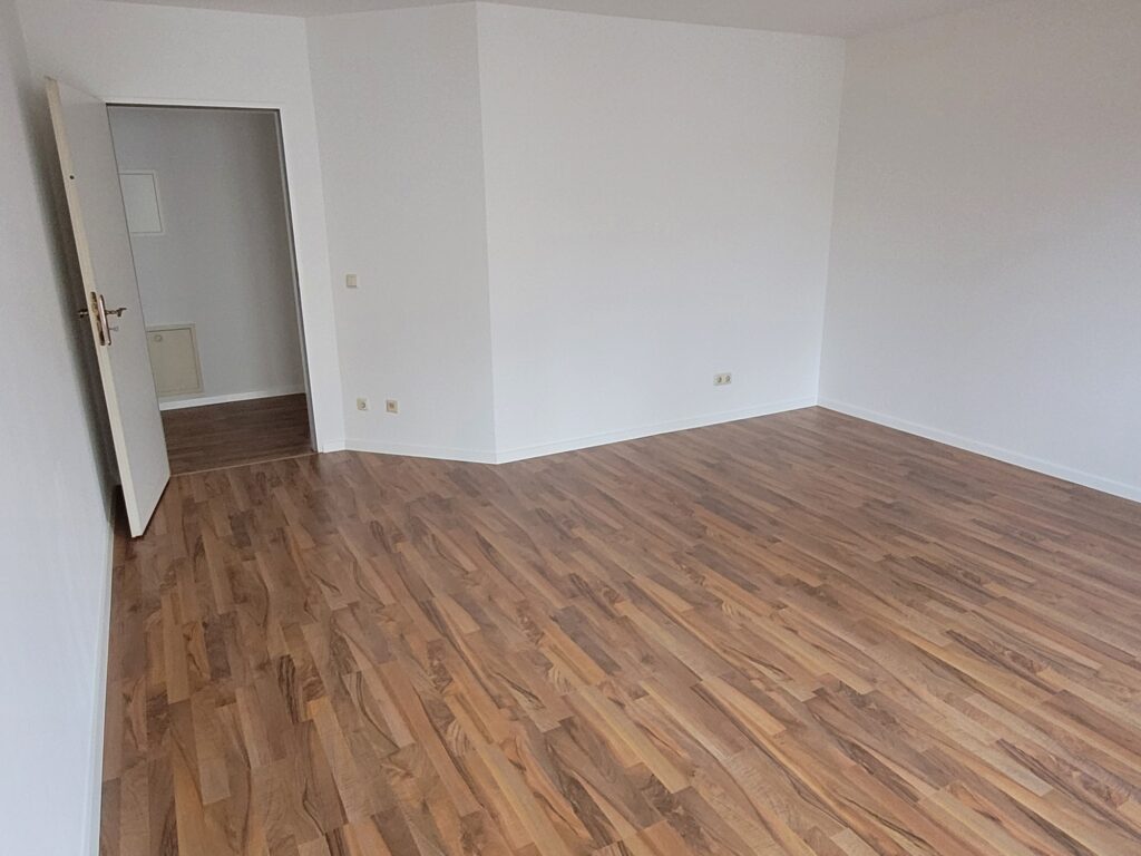 Schöne und helle 2-Zimmer-Wohnung mit Balkon in ruhiger und grüner Lage.