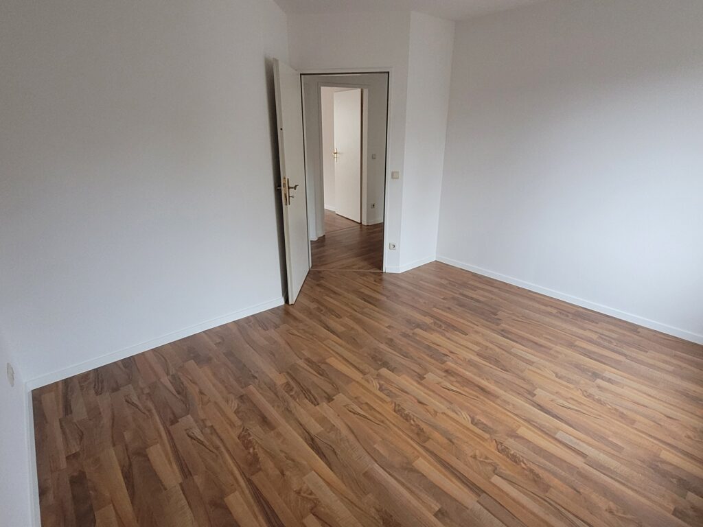 Schöne und helle 2-Zimmer-Wohnung mit Balkon in ruhiger und grüner Lage.