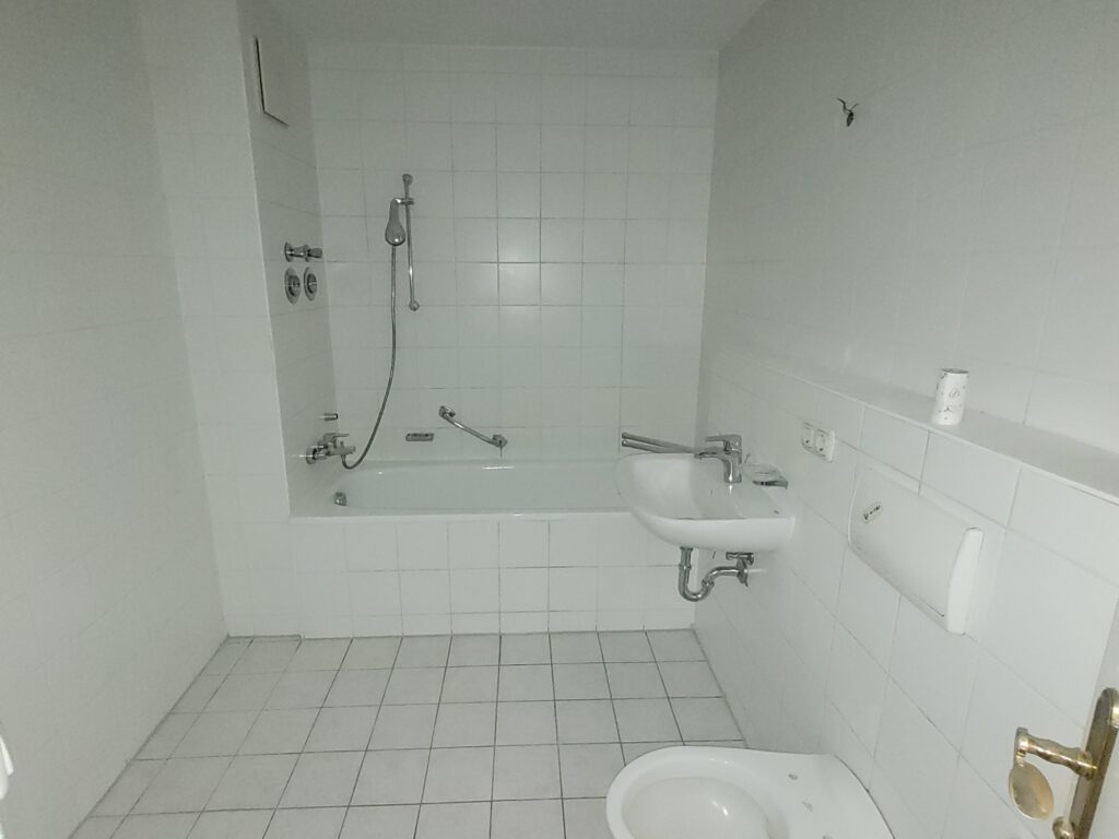 Schöne und helle 2-Zimmer-Wohnung mit Balkon in ruhiger und grüner Lage.