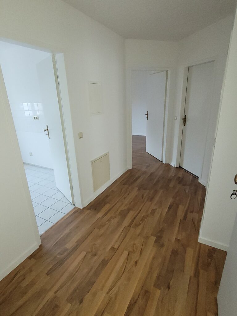Schöne und helle 2-Zimmer-Wohnung mit Balkon in ruhiger und grüner Lage.