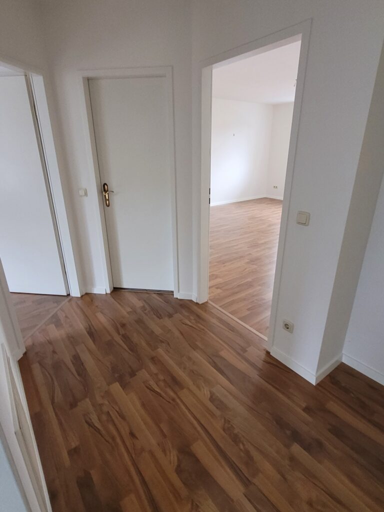 Schöne und helle 2-Zimmer-Wohnung mit Balkon in ruhiger und grüner Lage.