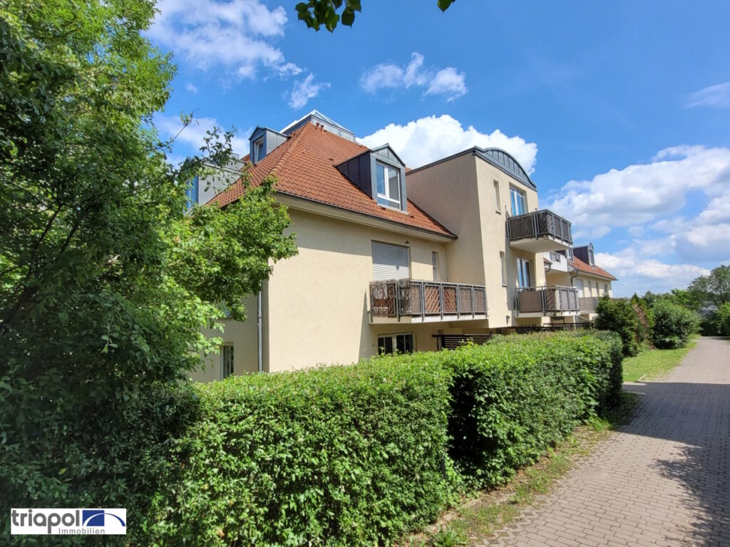 Gemütliche 1-Zi-Wohnung mit Terrasse, Laminatboden und Tiefgaragenstellplatz am Stadtrand von Dresden.
