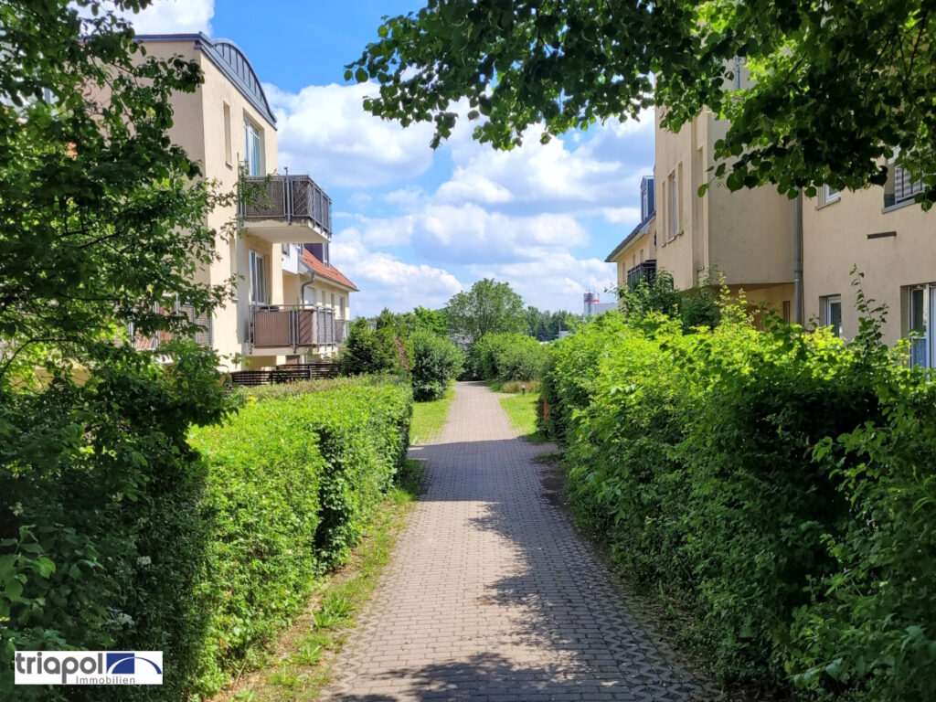 Gemütliche 1-Zi-Wohnung mit Terrasse, Laminatboden und Tiefgaragenstellplatz am Stadtrand von Dresden.