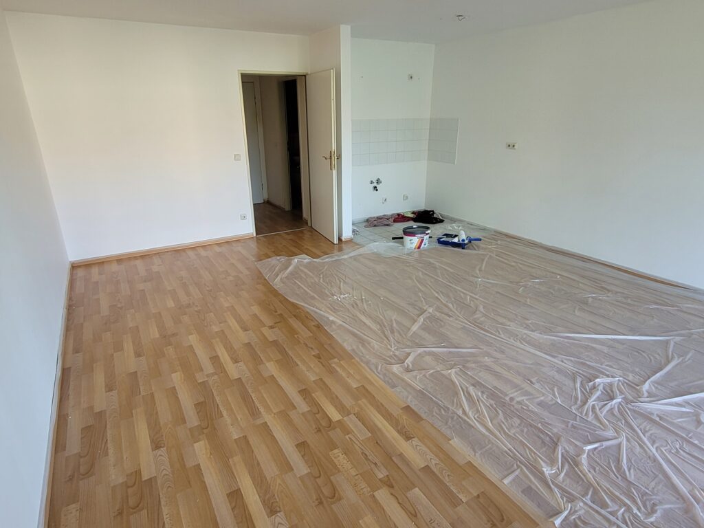 Hübsche 1-Zi-Wohnung mit Laminatboden und Balkon in ruhiger und grüner Lage.
