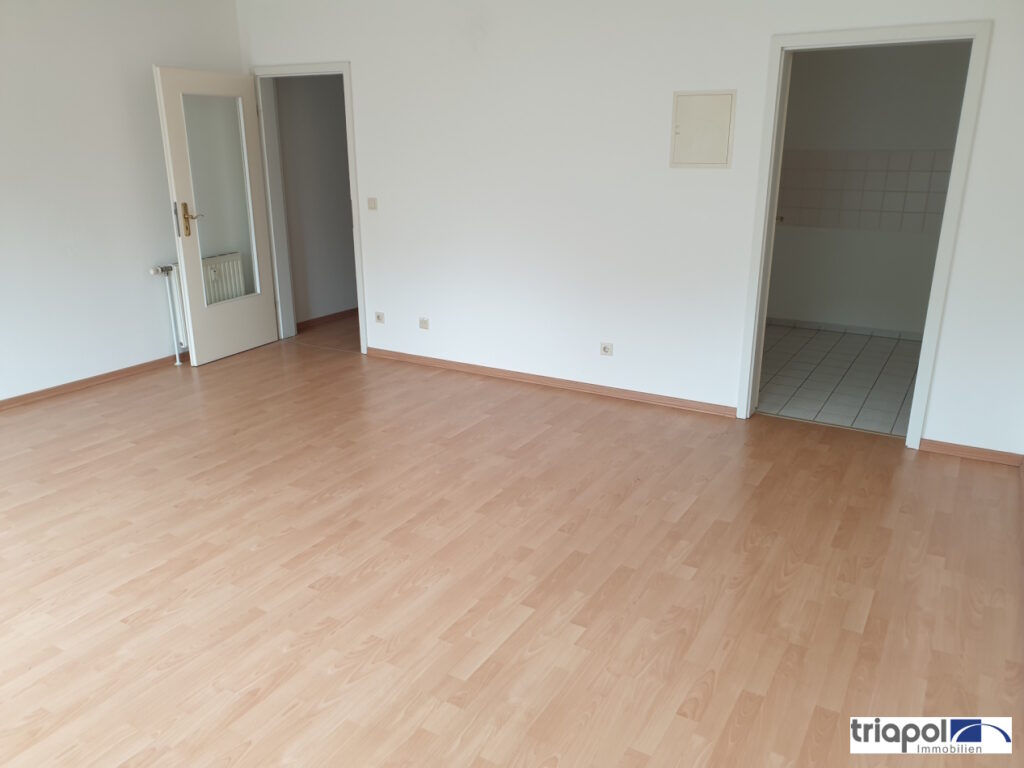 Ruhig gelegene 1-Zi-Wohnung mit Balkon und Laminatboden in Weißig.