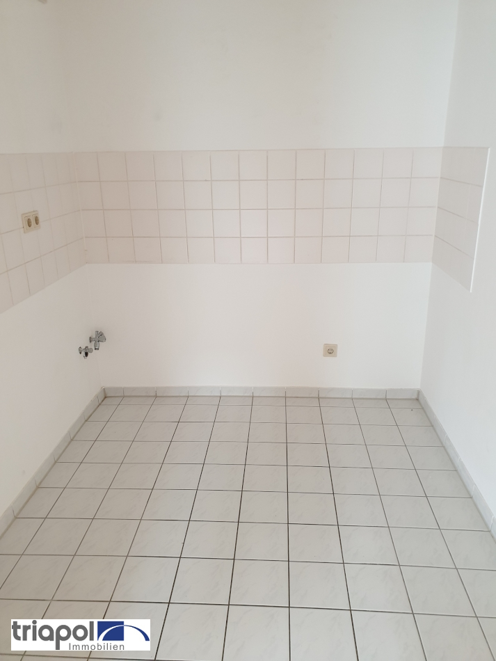 Ruhig gelegene 1-Zi-Wohnung mit Balkon und Laminatboden in Weißig.