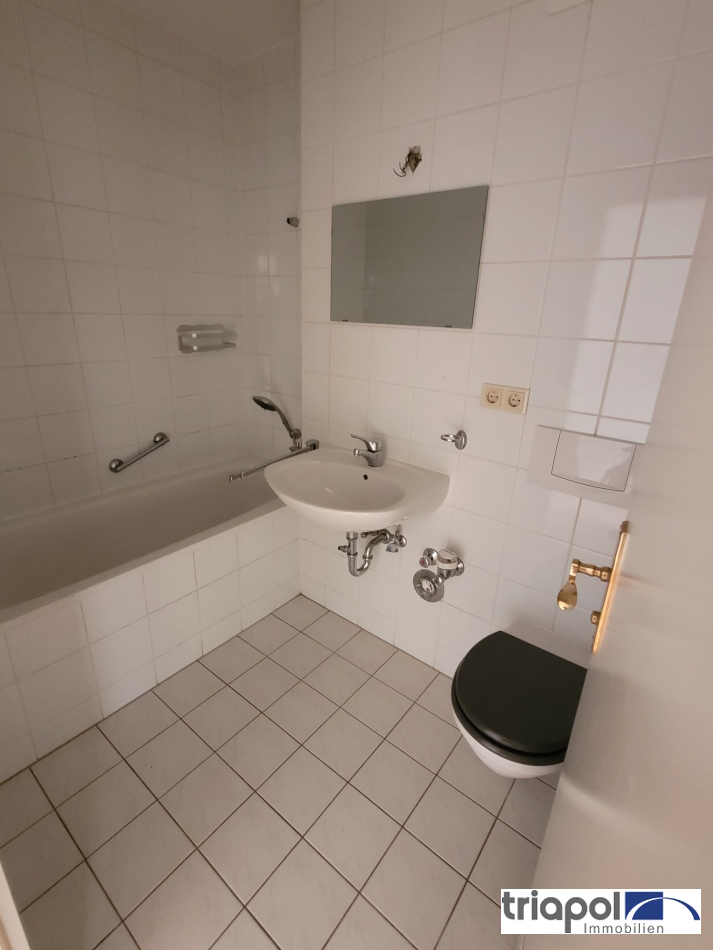 Ruhig gelegene 1-Zi-Wohnung mit Balkon und Laminatboden in Weißig.