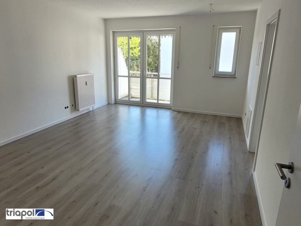 Hübsche 1-Zi-Whg. mit neuem Laminatboden, Balkon und TG-Stellplatz in Coswig.
