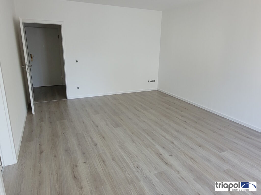 Hübsche 1-Zi-Whg. mit neuem Laminatboden, Balkon und TG-Stellplatz in Coswig.