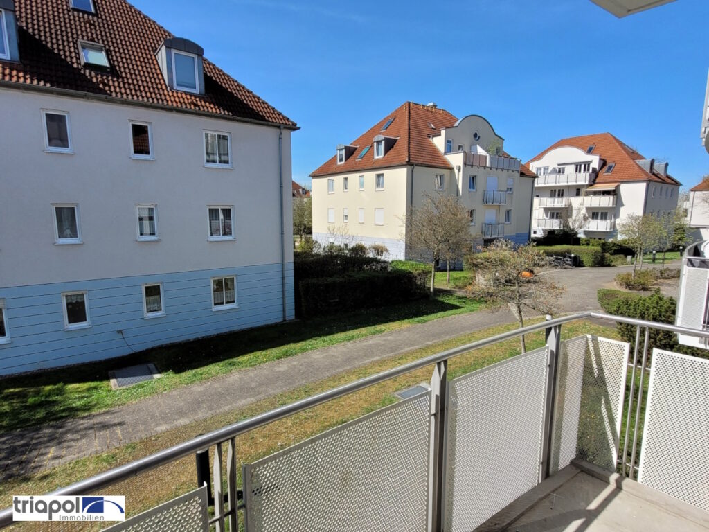 Hübsche 1-Zi-Whg. mit neuem Laminatboden, Balkon und TG-Stellplatz in Coswig.