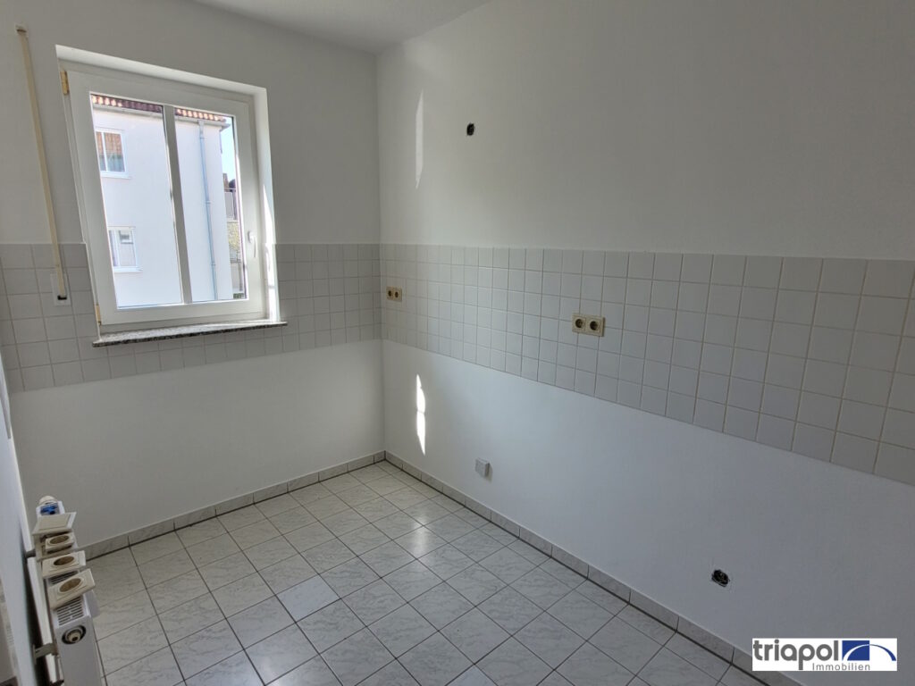 Hübsche 1-Zi-Whg. mit neuem Laminatboden, Balkon und TG-Stellplatz in Coswig.
