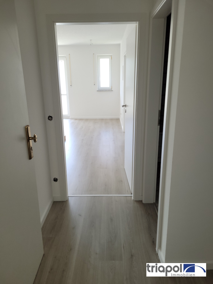 Hübsche 1-Zi-Whg. mit neuem Laminatboden, Balkon und TG-Stellplatz in Coswig.