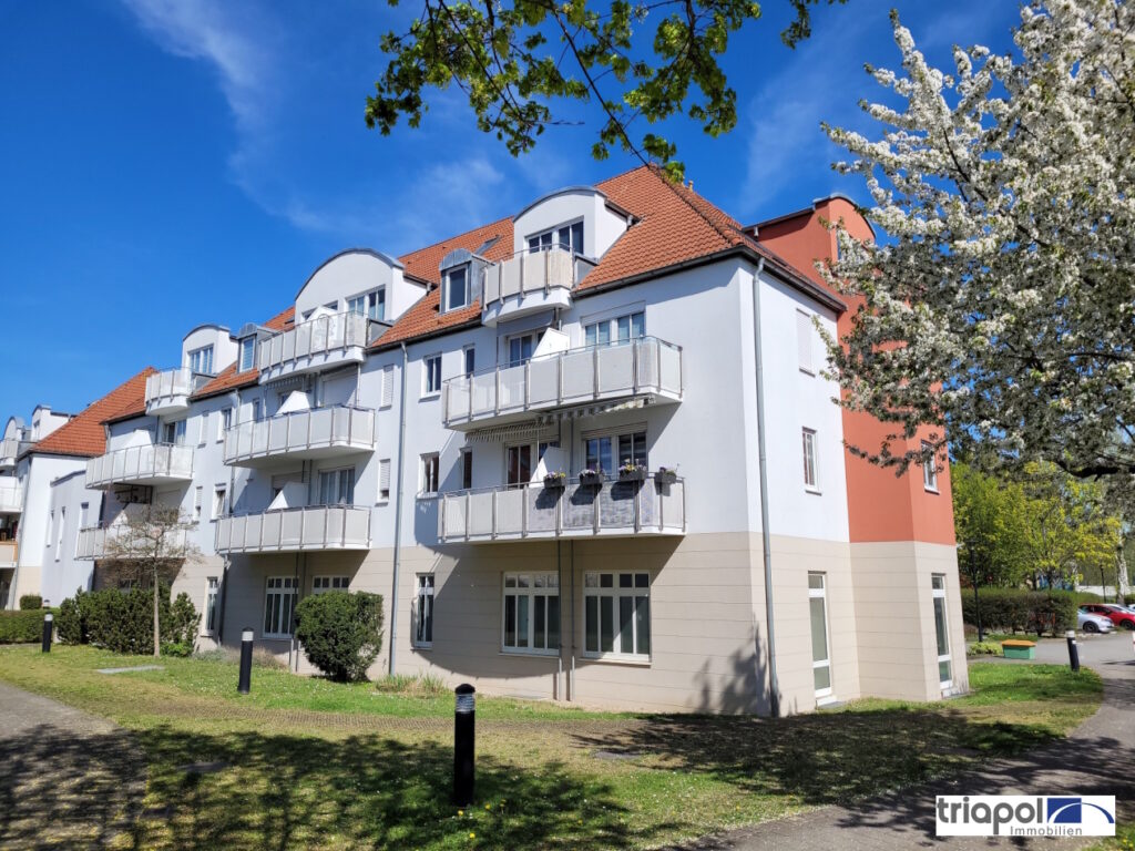 Hübsche 1-Zi-Whg. mit neuem Laminatboden, Balkon und TG-Stellplatz in Coswig.