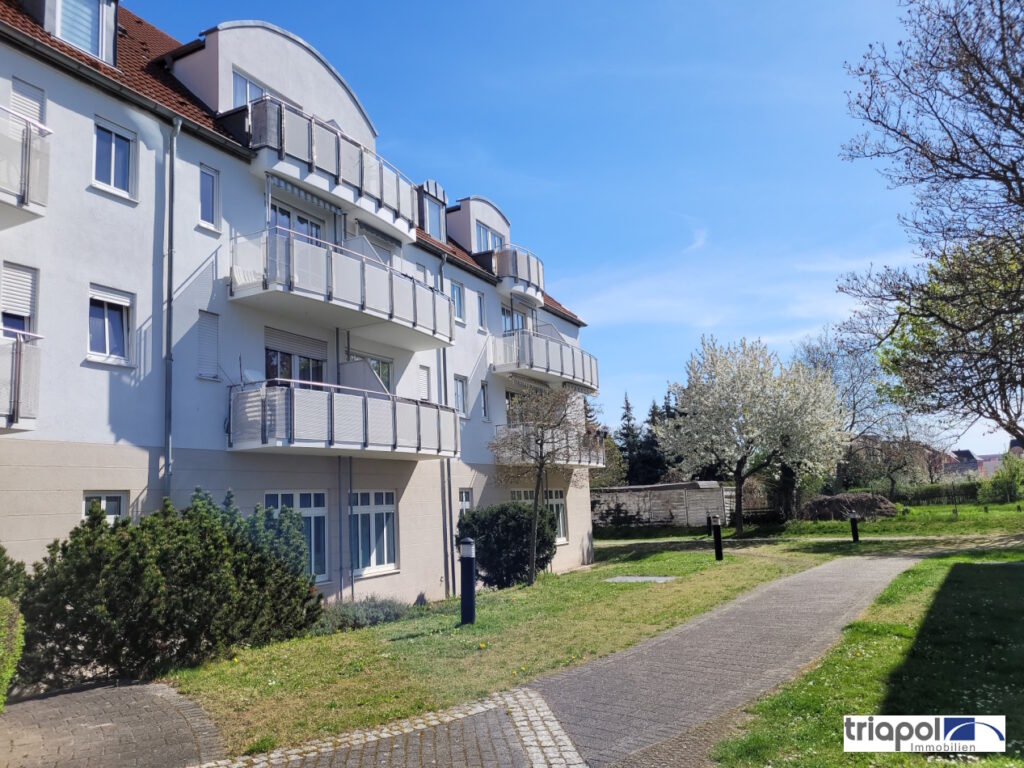 Hübsche 1-Zi-Whg. mit neuem Laminatboden, Balkon und TG-Stellplatz in Coswig.