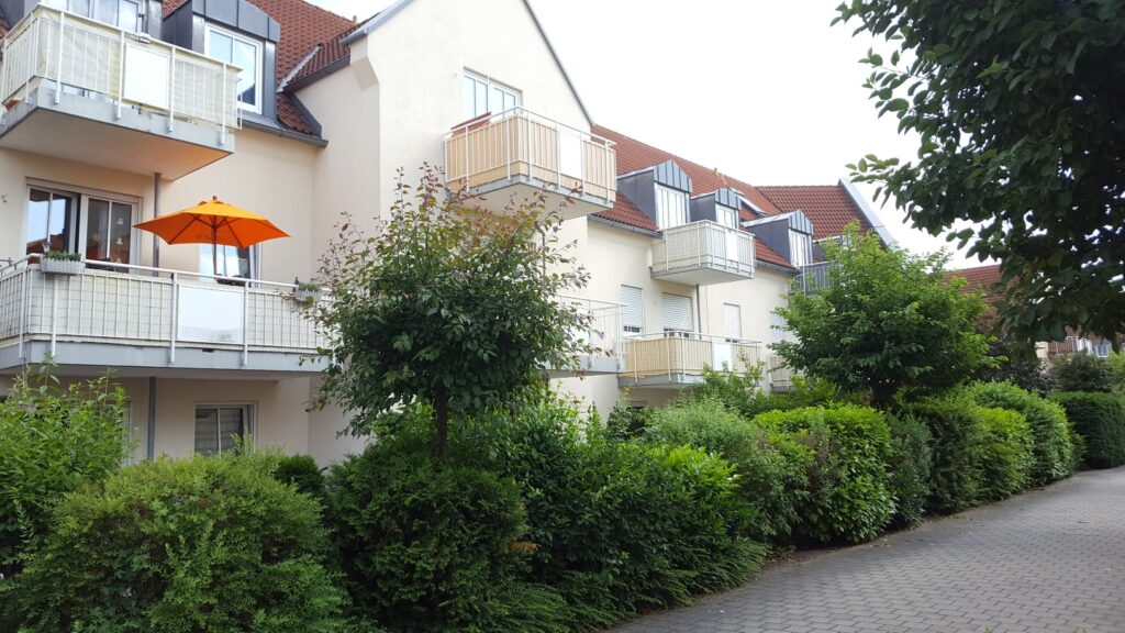 Schöne und helle Maisonettewohnung mit Galerie und Tiefgaragenstellplatz in ruhiger und grüner Lage.