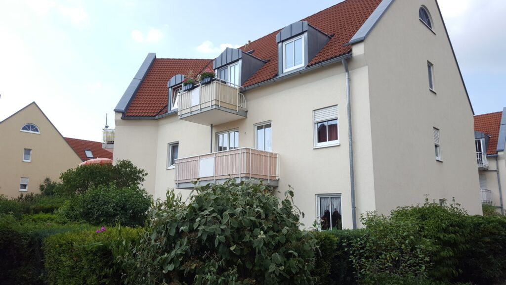 Schöne und helle Maisonettewohnung mit Galerie und Tiefgaragenstellplatz in ruhiger und grüner Lage.