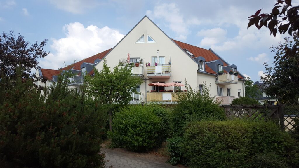 Schöne und helle Maisonettewohnung mit Galerie und Tiefgaragenstellplatz in ruhiger und grüner Lage.