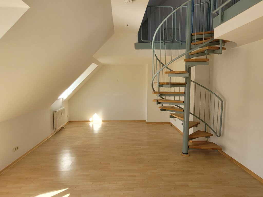 Schöne und helle Maisonettewohnung mit Galerie und Tiefgaragenstellplatz in ruhiger und grüner Lage.