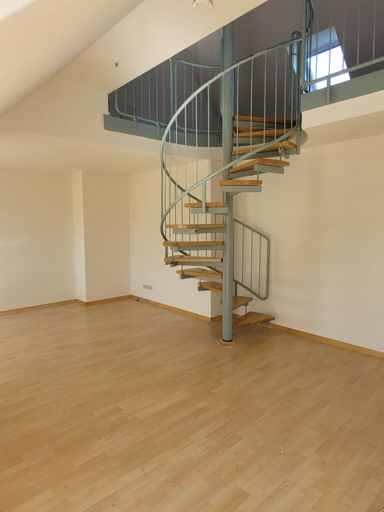 Schöne und helle Maisonettewohnung mit Galerie und Tiefgaragenstellplatz in ruhiger und grüner Lage.