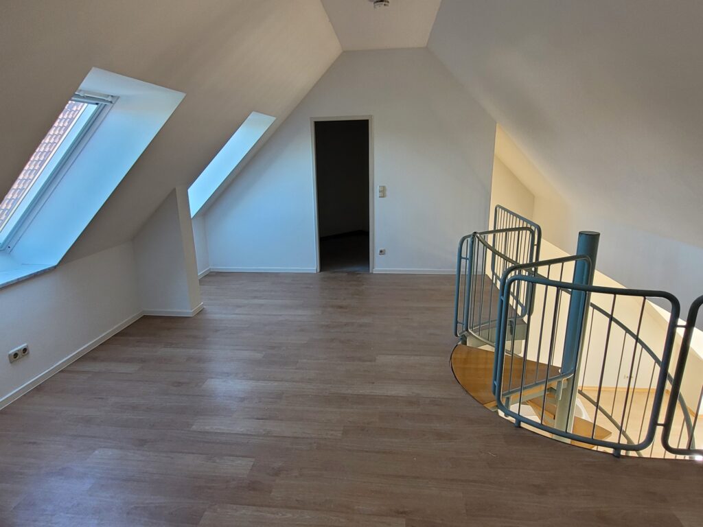 Schöne und helle Maisonettewohnung mit Galerie und Tiefgaragenstellplatz in ruhiger und grüner Lage.