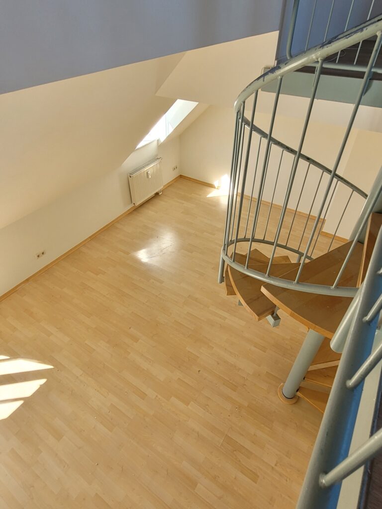 Schöne und helle Maisonettewohnung mit Galerie und Tiefgaragenstellplatz in ruhiger und grüner Lage.