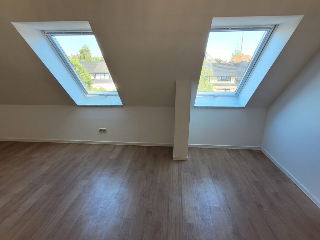 Schöne und helle Maisonettewohnung mit Galerie und Tiefgaragenstellplatz in ruhiger und grüner Lage.