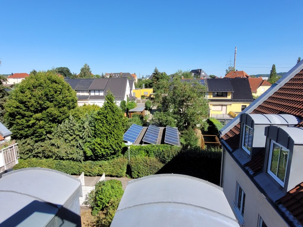 Schöne und helle Maisonettewohnung mit Galerie und Tiefgaragenstellplatz in ruhiger und grüner Lage.
