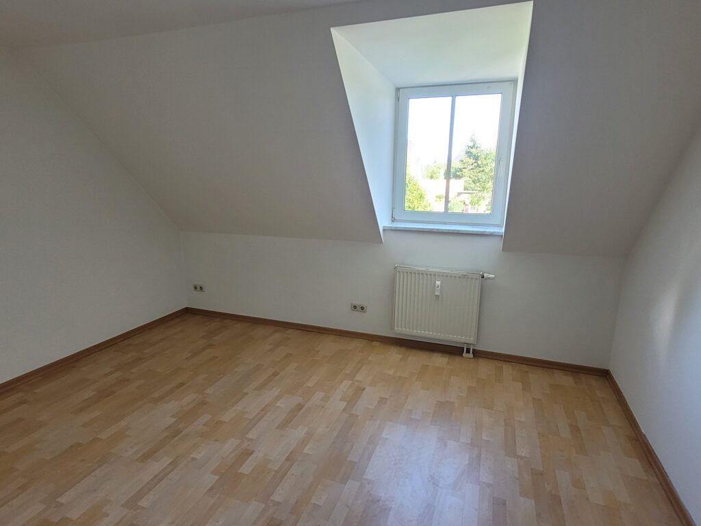 Schöne und helle Maisonettewohnung mit Galerie und Tiefgaragenstellplatz in ruhiger und grüner Lage.