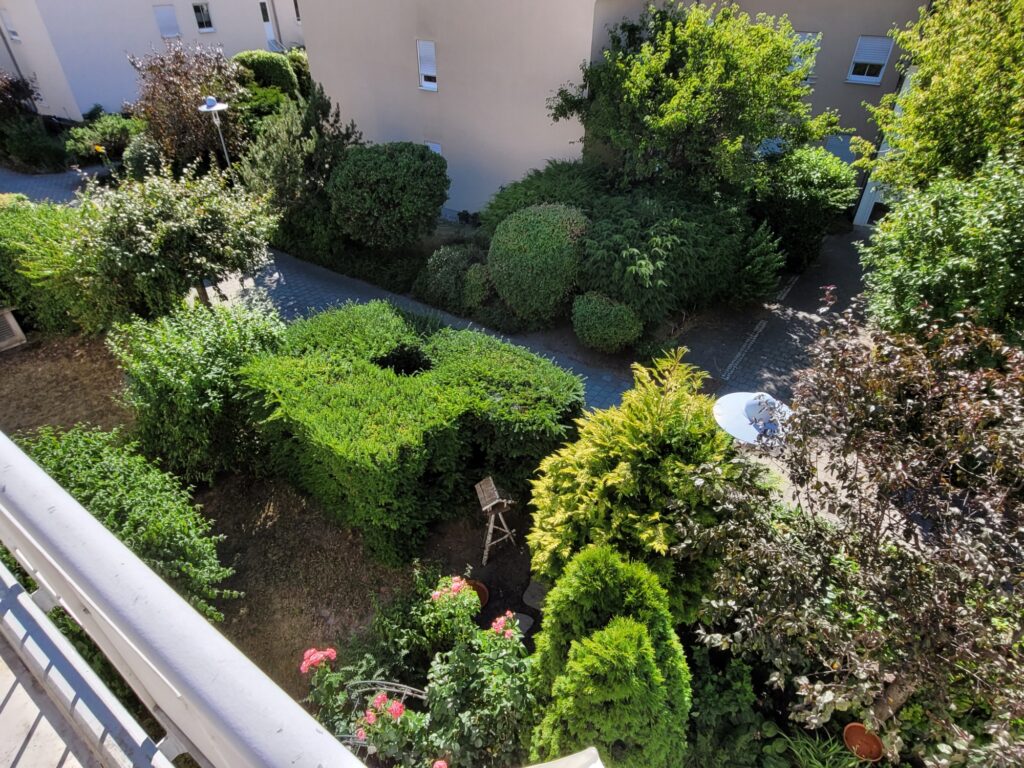 Schöne und helle Maisonettewohnung mit Galerie und Tiefgaragenstellplatz in ruhiger und grüner Lage.
