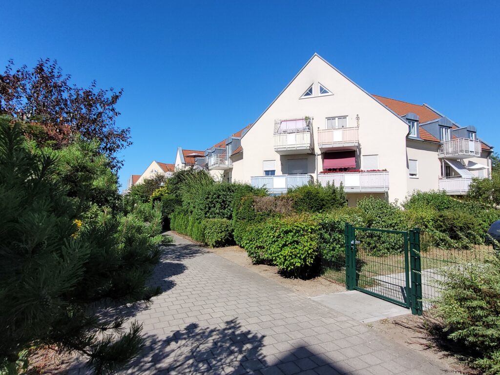 Schöne und helle Maisonettewohnung mit Galerie und Tiefgaragenstellplatz in ruhiger und grüner Lage.
