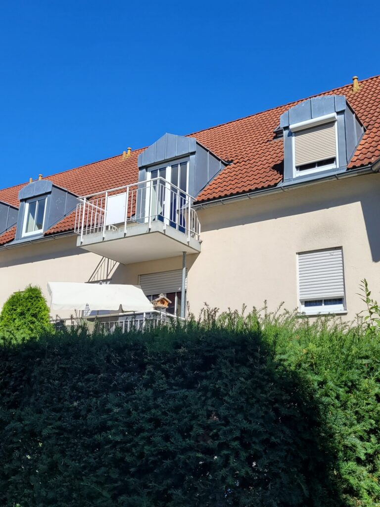 Schöne und helle Maisonettewohnung mit Galerie und Tiefgaragenstellplatz in ruhiger und grüner Lage.