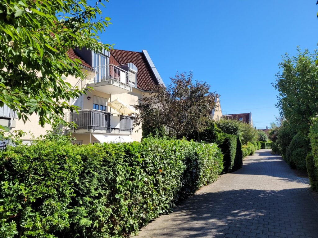 Schöne und helle Maisonettewohnung mit Galerie und Tiefgaragenstellplatz in ruhiger und grüner Lage.