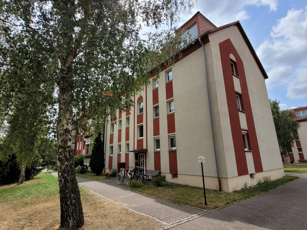 Hübsche 3-Zi-Erdgeschosswohnung mit Balkon, EBK und PKW-Stellplatz in Cossebaude.