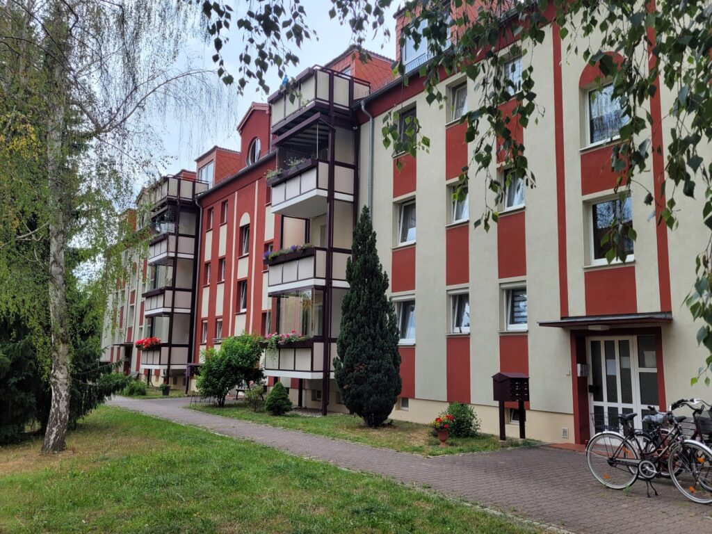 Hübsche 3-Zi-Erdgeschosswohnung mit Balkon, EBK und PKW-Stellplatz in Cossebaude.