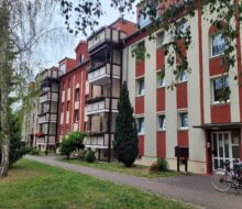 Hübsche 3-Zi-Erdgeschosswohnung mit Balkon und PKW-Stellplatz in Cossebaude.