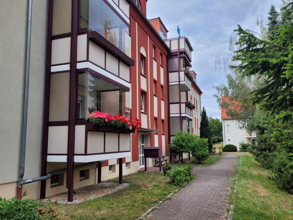 Hübsche 3-Zi-Erdgeschosswohnung mit Balkon, EBK und PKW-Stellplatz in Cossebaude.
