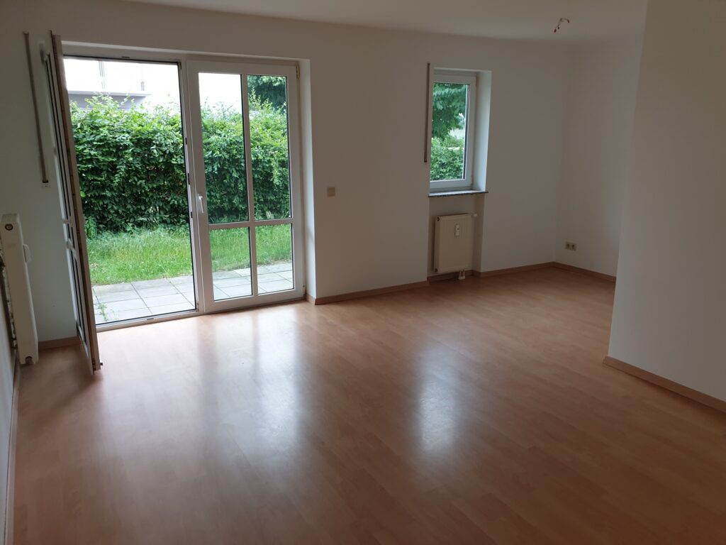 Ruhig gelegene Erdgeschosswohnung mit Terrasse und Laminatboden in Coswig.