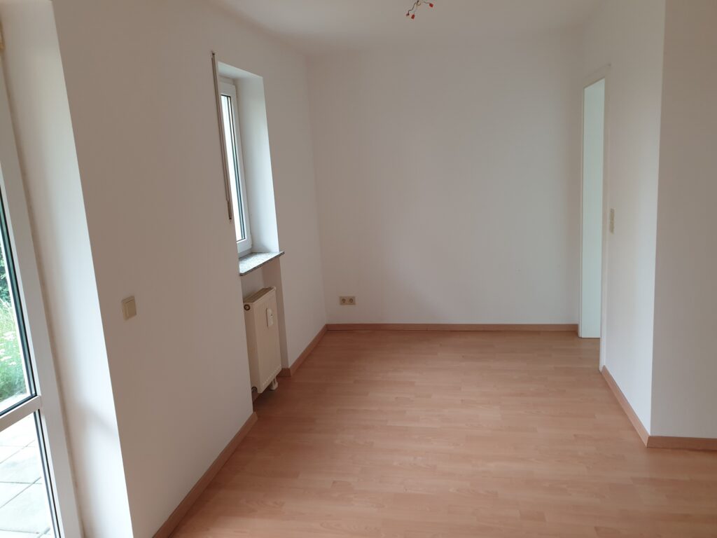 Ruhig gelegene Erdgeschosswohnung mit Terrasse und Laminatboden in Coswig.