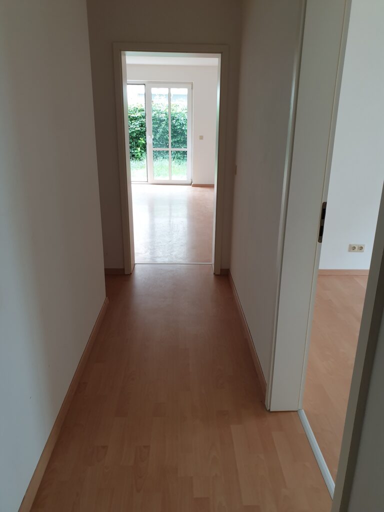 Ruhig gelegene Erdgeschosswohnung mit Terrasse und Laminatboden in Coswig.