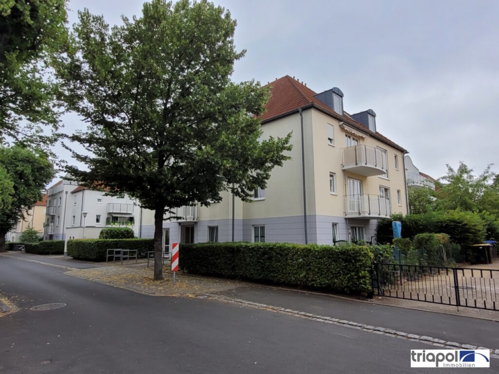 Hübsche 2-Zi-Whg. mit Balkon und Tiefgarage in ruhiger und grüner Lage.