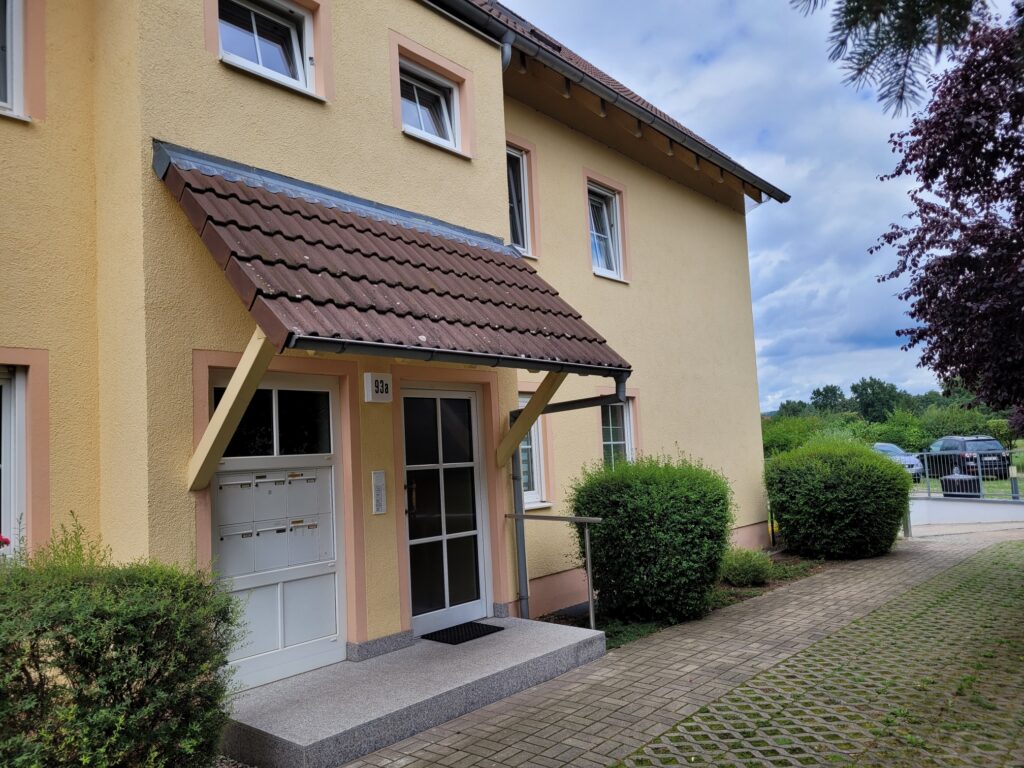 Ruhig gelegene 2-Zi-Wohnung mit Terrasse und Gartenanteil in grüner Stadtrandlage.