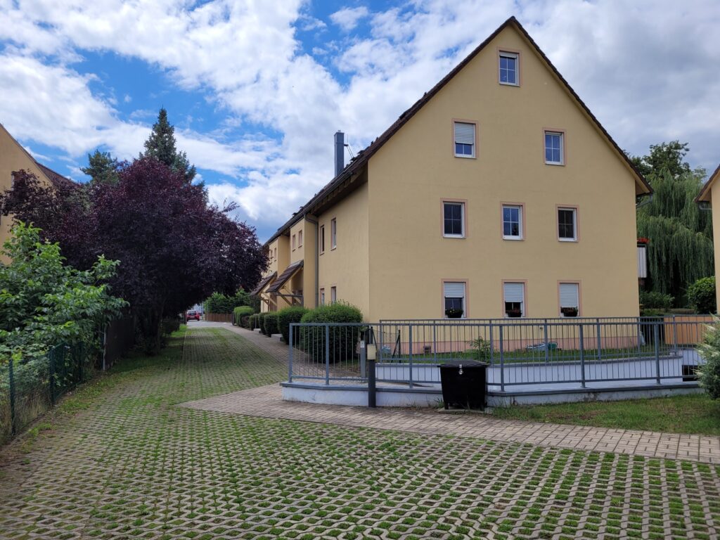 Ruhig gelegene 2-Zi-Wohnung mit Terrasse und Gartenanteil in grüner Stadtrandlage.