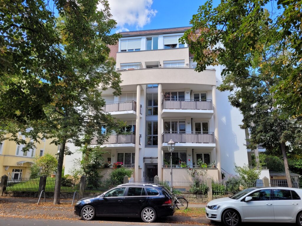 Schöne und helle 2-Zi-Wohnung mit 2 Balkone und Parkettboden in ruhiger Lage.