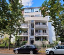 Schöne und helle 2-Zi-Wohnung mit 2 Balkone und Parkettboden in ruhiger Lage.